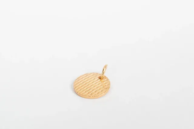 Eremis Eda disk charm gullbelagt 18 karat