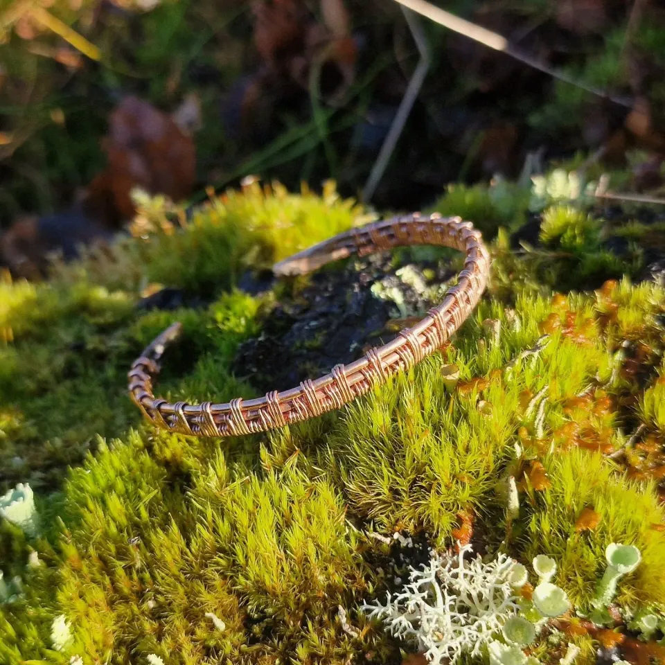 Kunstnerbonden Vevet armring kobber håndflettet