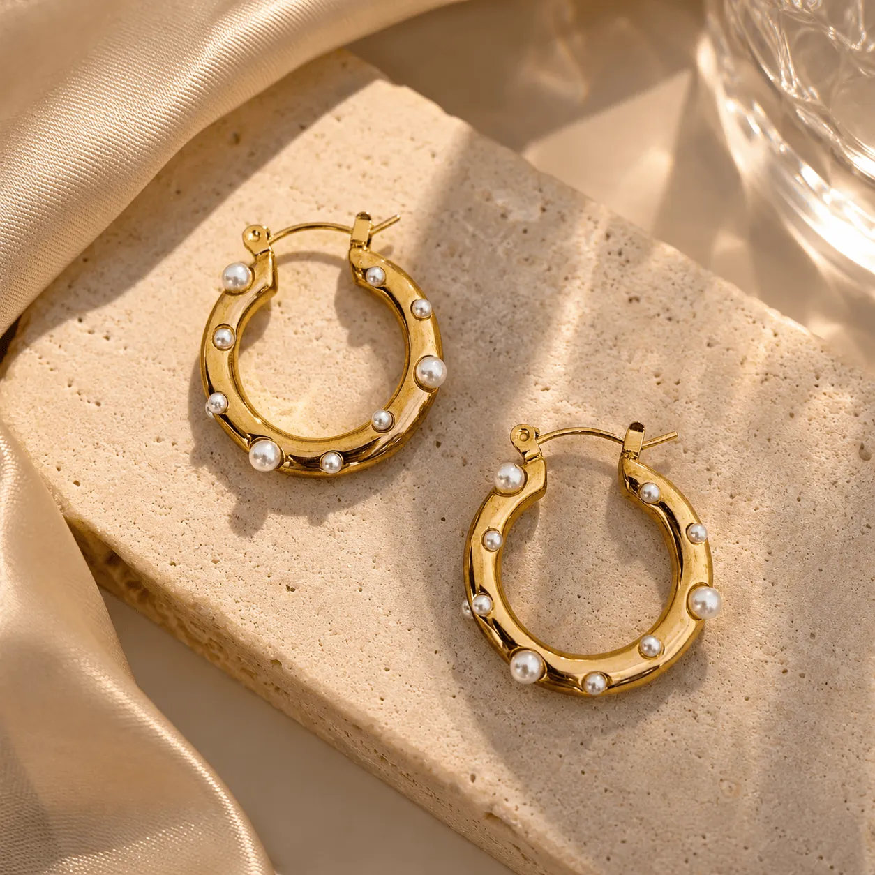 Mea Nani Pearls Gold Hoops 18K gull hvit perle 25 mm