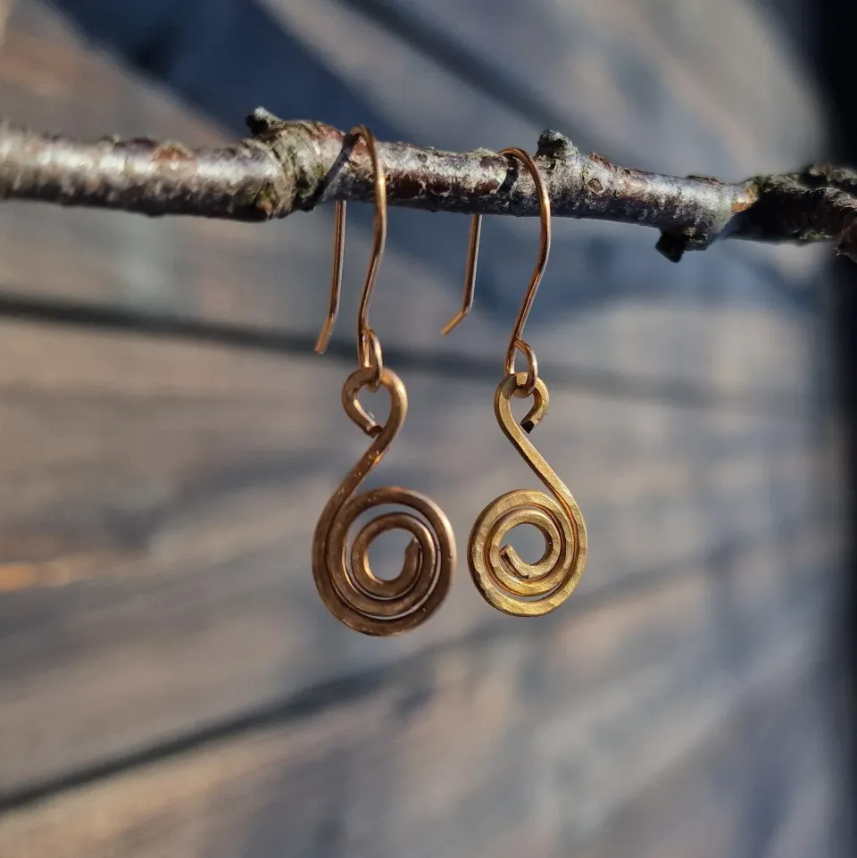 Kunstnerbonden Spiral øredobber bronse hamret
