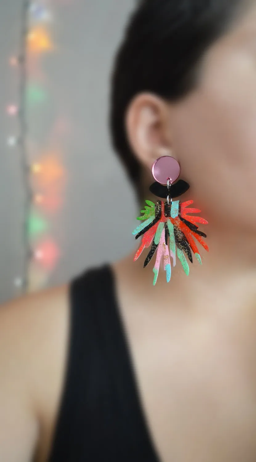 BooandBooFactory Pink and Red Pom Pom øredobber akryl dusk
