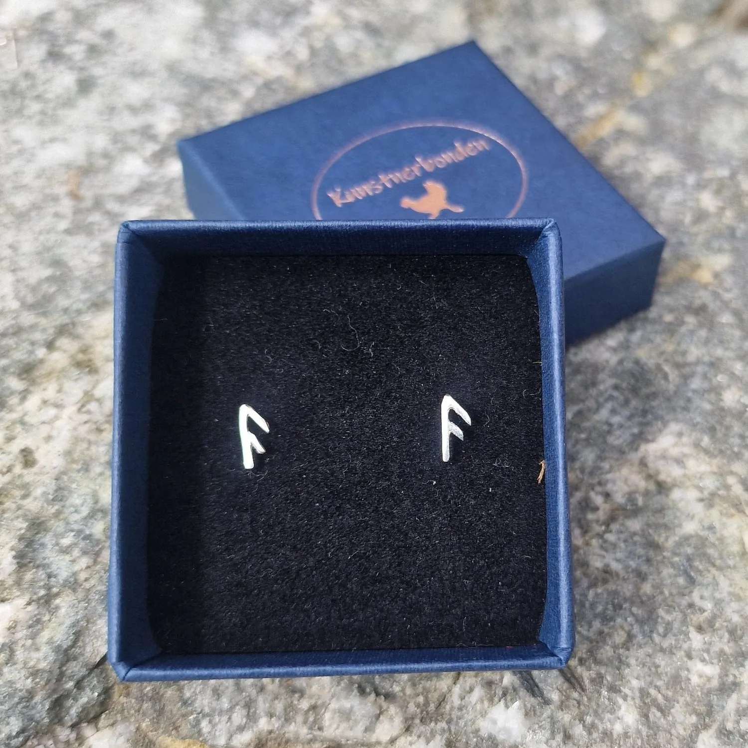 Kunstnerbonden Ansuz rune ørestift sølv eldre futhark