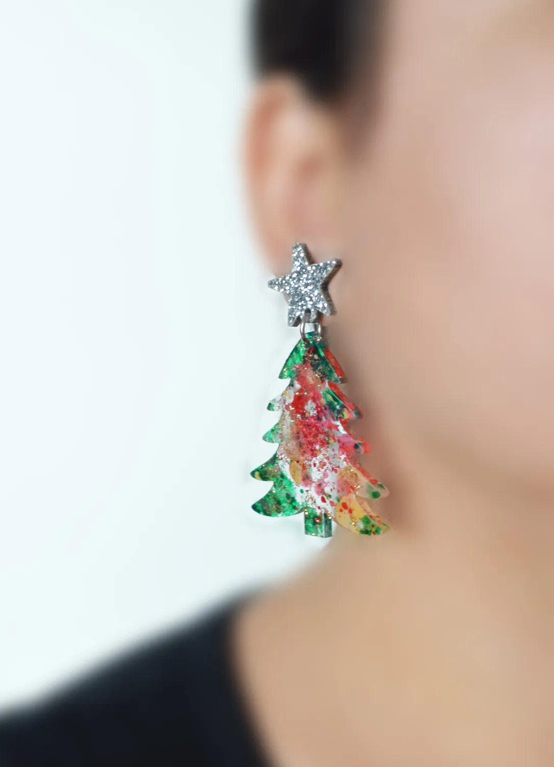 BooandBooFactory Holiday Tree øredobber rød grønn akryl