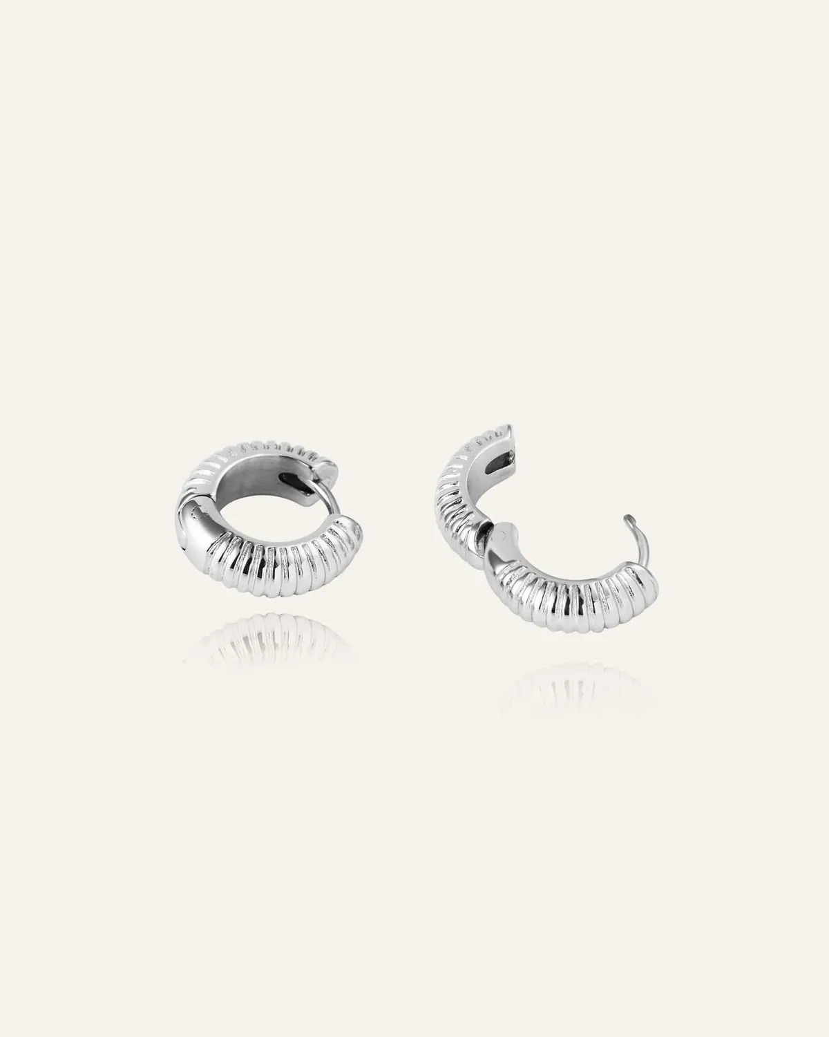 Mockberg Ribbed Hoops Small øredobber sølv stål