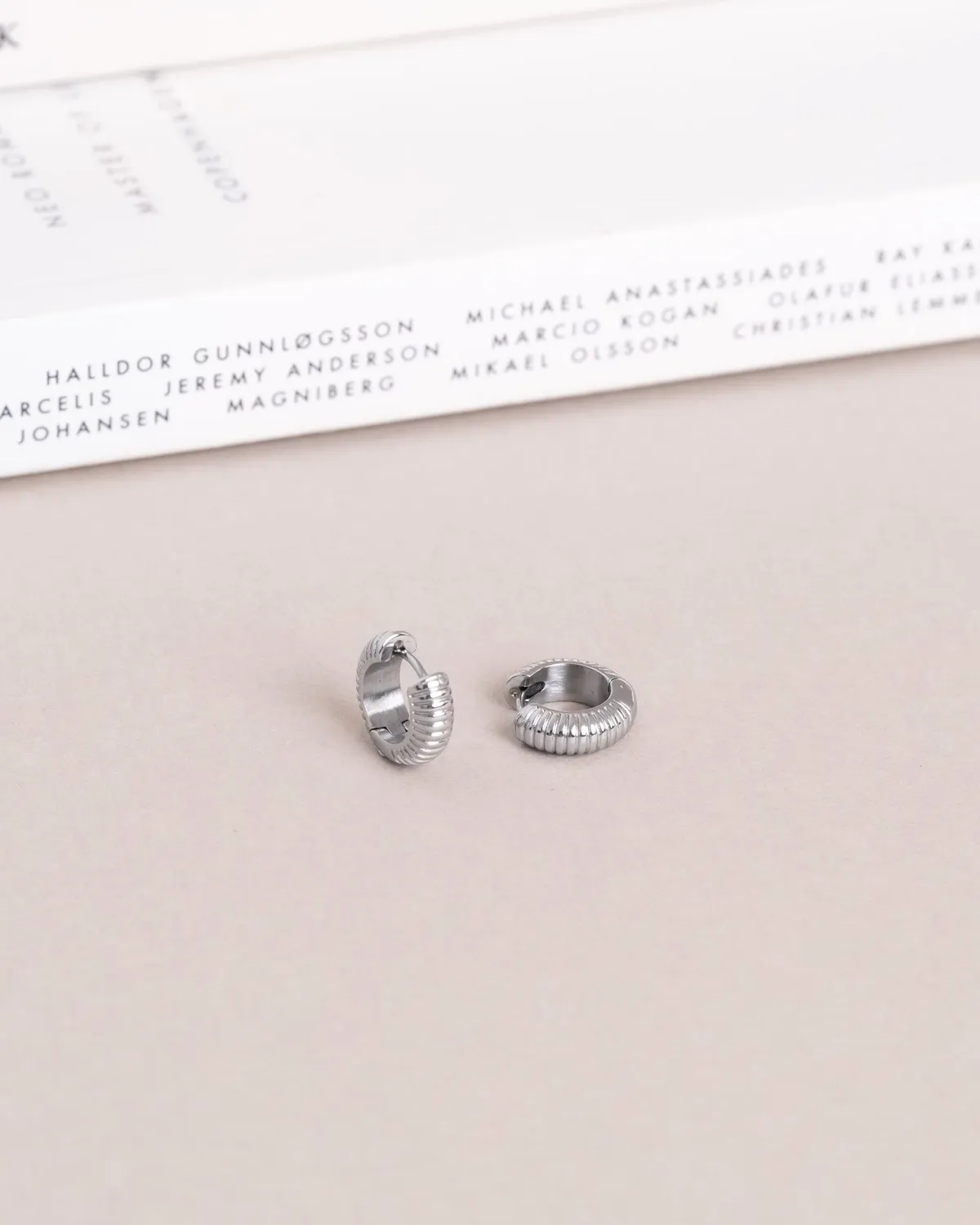 Mockberg Ribbed Hoops Small øredobber sølv stål