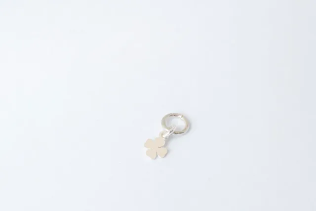 Eremis Mini Clover charm sølv 4 mm