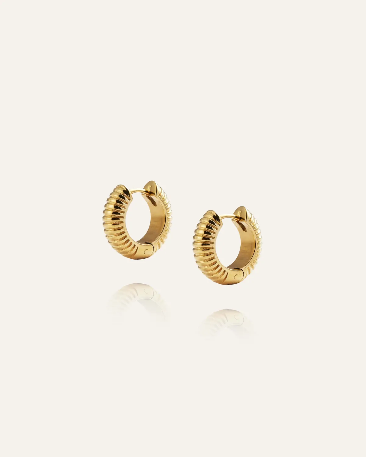 Mockberg Ribbed Hoops Medium øreringer gull 16 mm