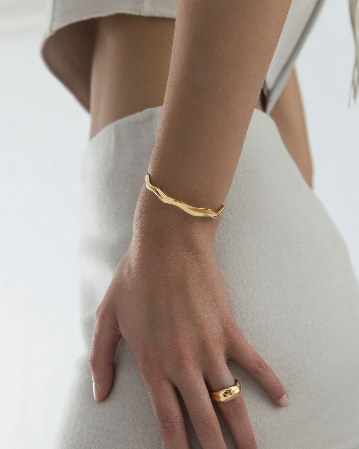 Mockberg Wavy Bolded Cuff armbånd 57x49 mm gull