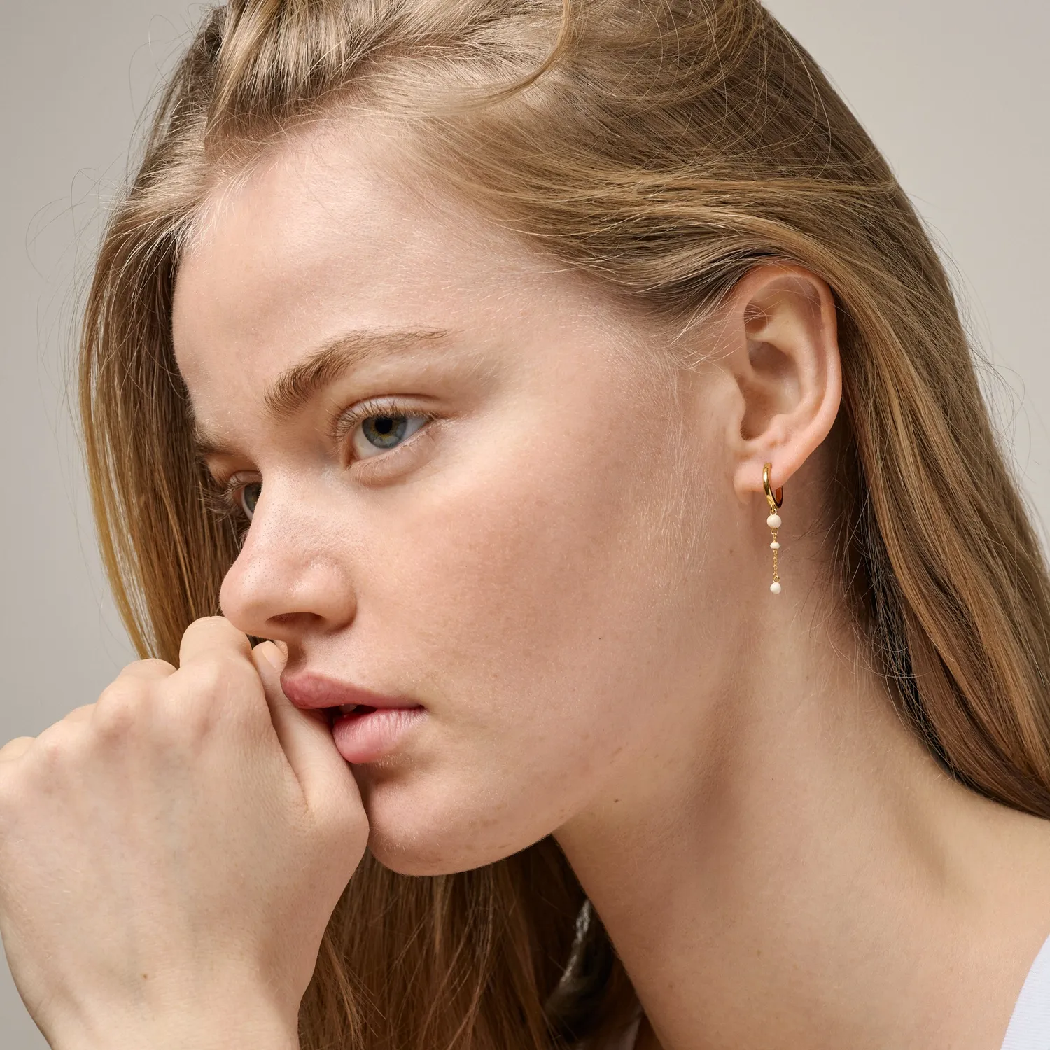 Enamel Lola Bold hoops Daisy par kremhvit emalje
