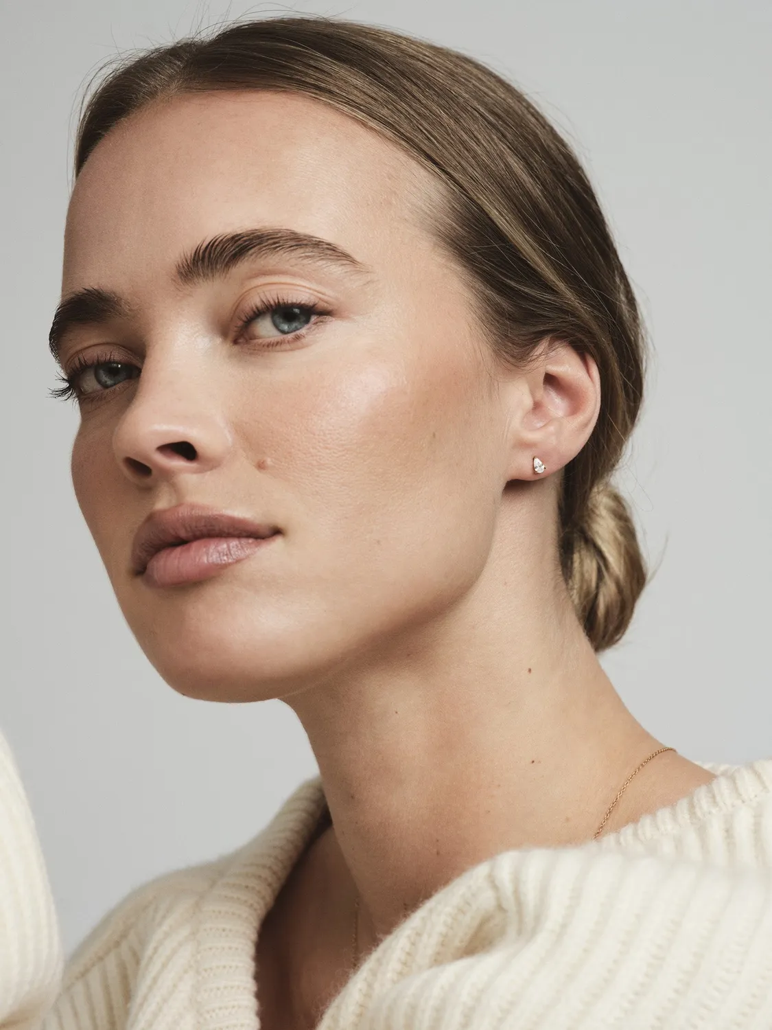 Mockberg Belle White Small Studs øredobber gull hvit
