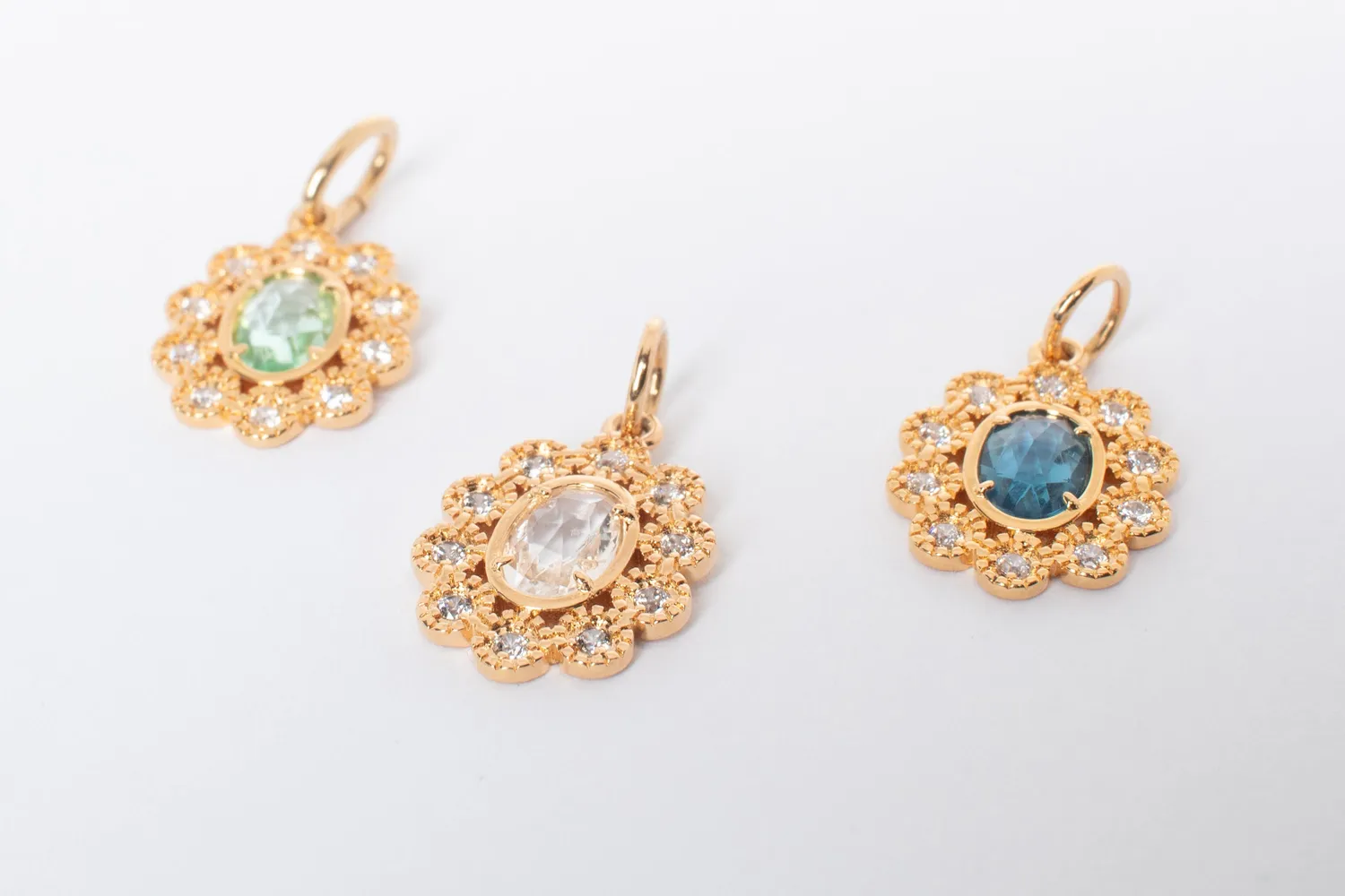 Eremis Delphine charm gullbelagt