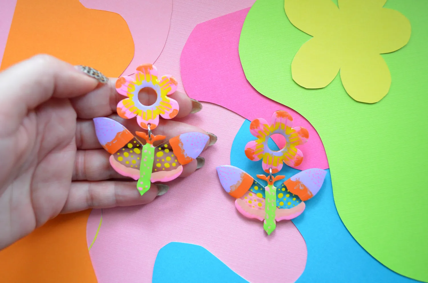 BooandBooFactory Mod Butterfly akryl øredobber rosa gul