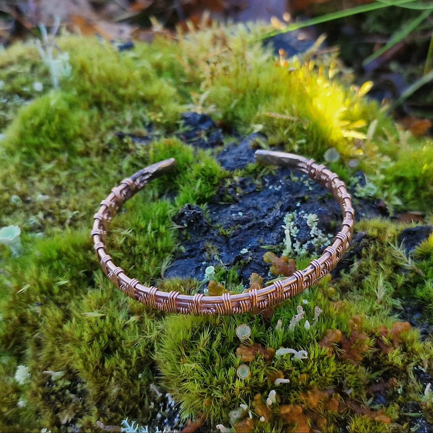 Kunstnerbonden Vevet armring kobber håndflettet