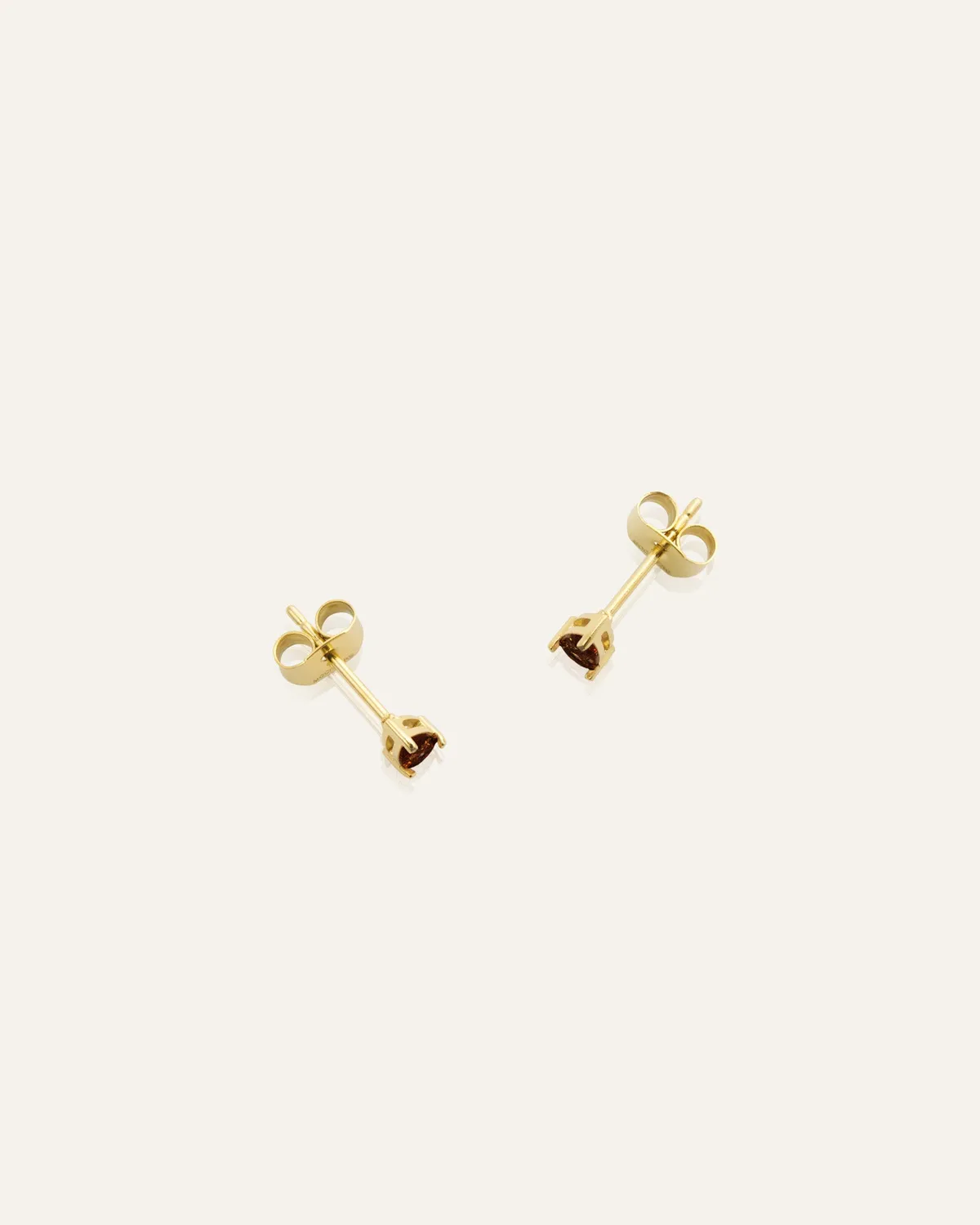 Mockberg Belle Pear Studs øredobber gull kaffe 5x3 mm