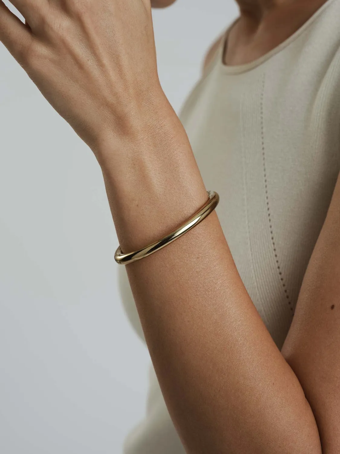 Mockberg Aura Bold Bangle armbånd gull 5 mm vattentålig