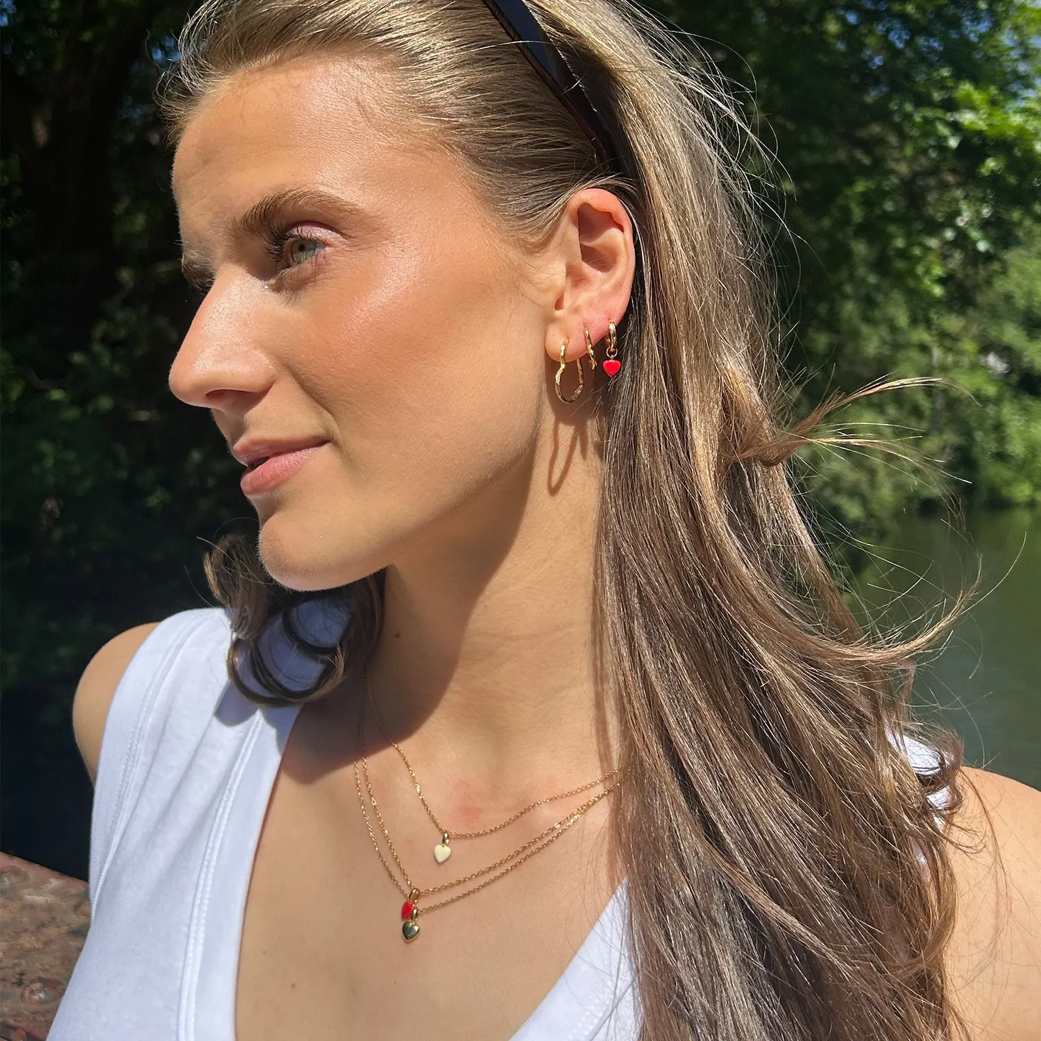 Enamel Amore hoops 20 mm gull med rød emalje