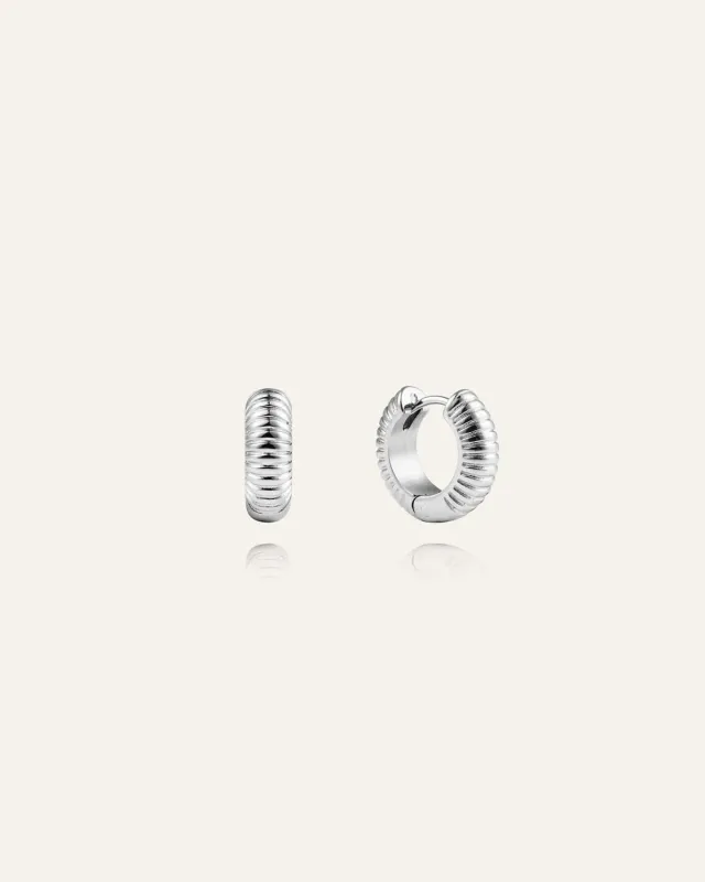 Mockberg Ribbed Hoops Small øredobber sølv stål