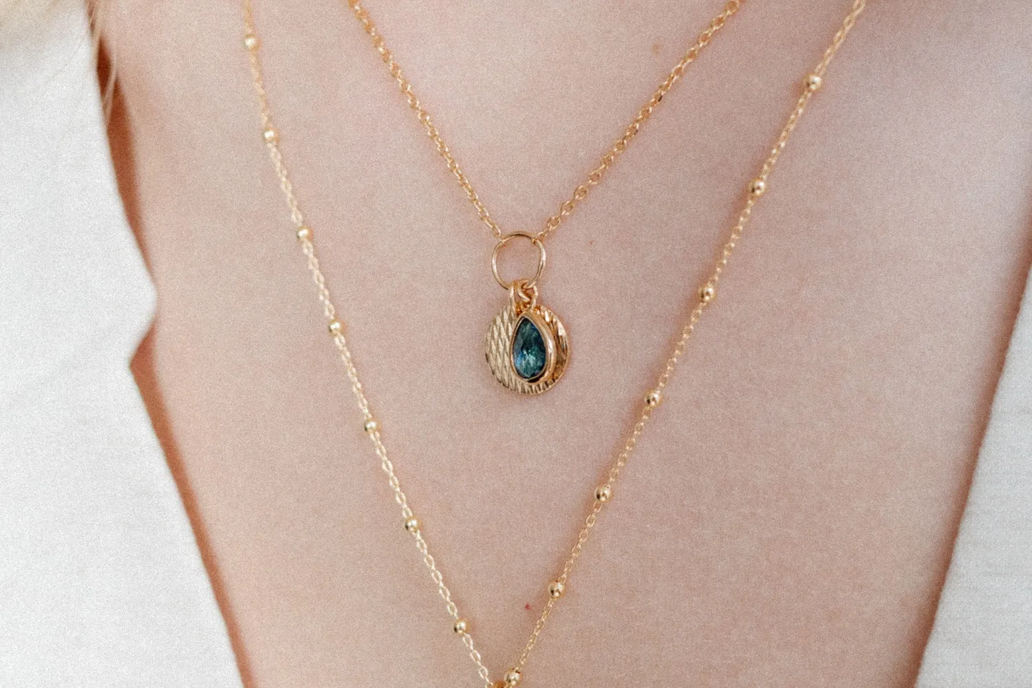 Eremis Eda disk charm gullbelagt 18 karat