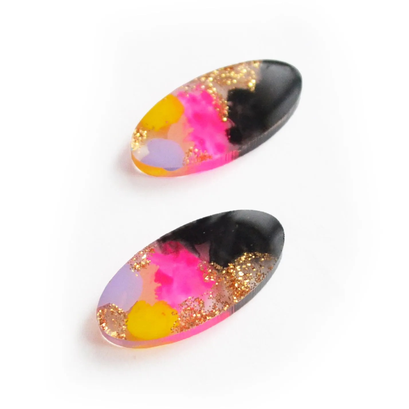 BooandBooFactory Pink and Black Oval øredobber rosa harpiks