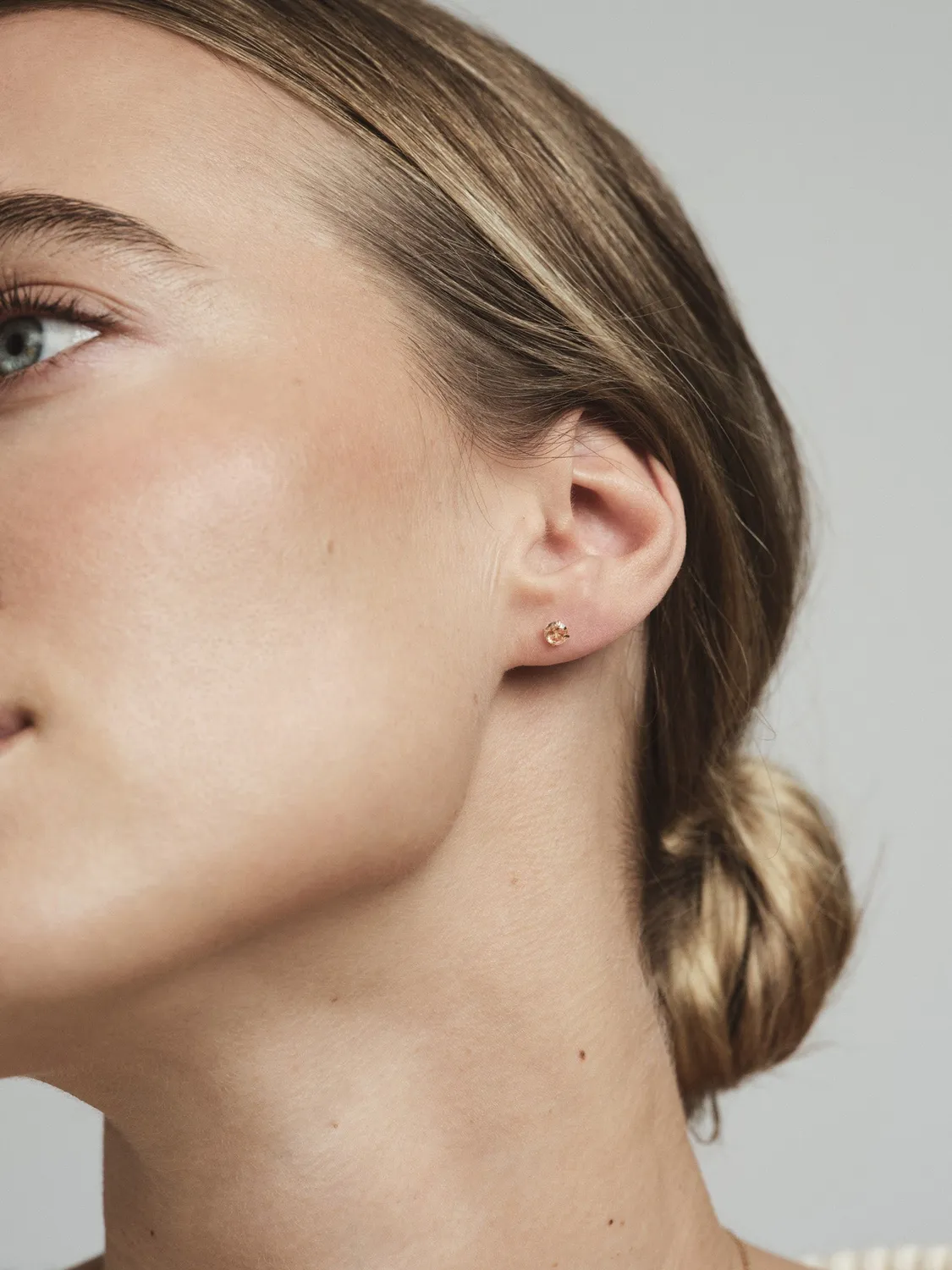 Mockberg Jolie Champagne studs gull 4 mm
