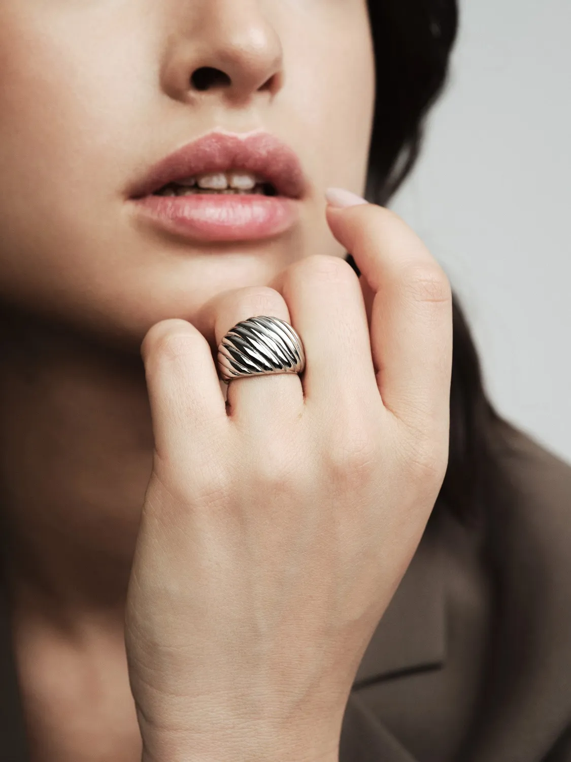 Mockberg Allure Curved Ribbed ring 50 sølv bølget