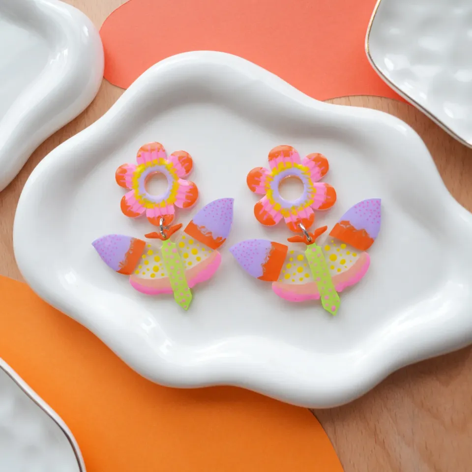 BooandBooFactory Mod Butterfly akryl øredobber rosa gul