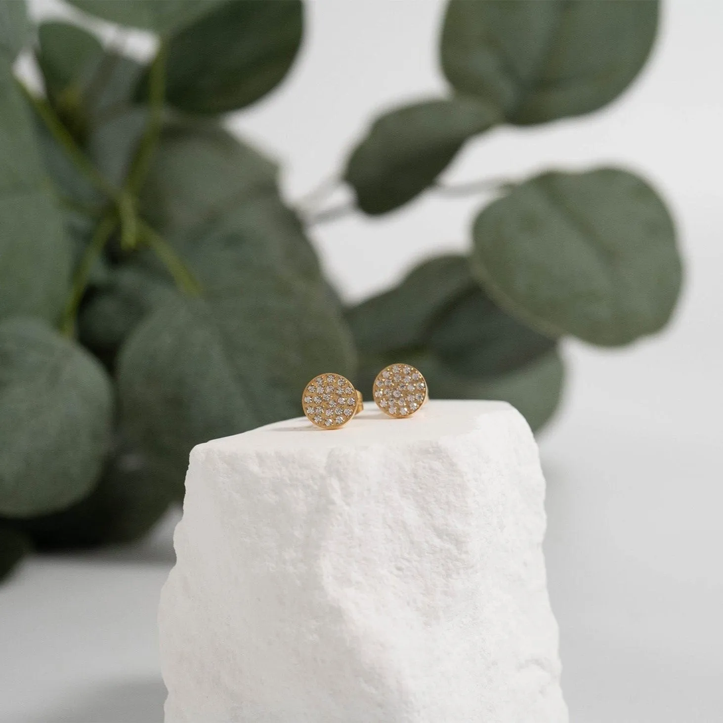 Mea Nani Everyday Icon studs 18K PVD-gull pavé