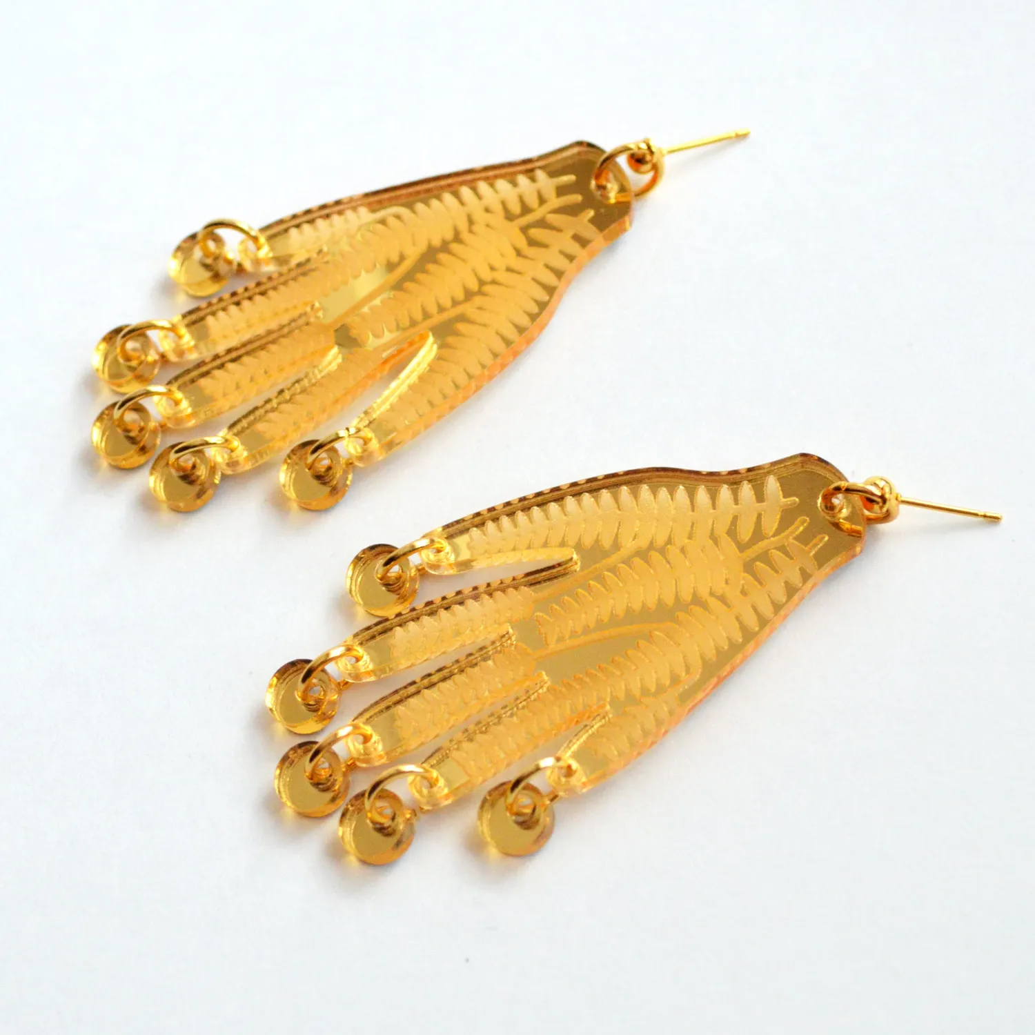 BooandBooFactory Gold Hands with Engraved Flower Vines øredobber gull