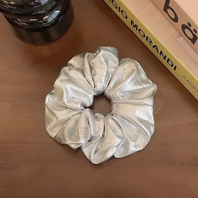 Mea Nani Silver Shine scrunchie sølv metallisk