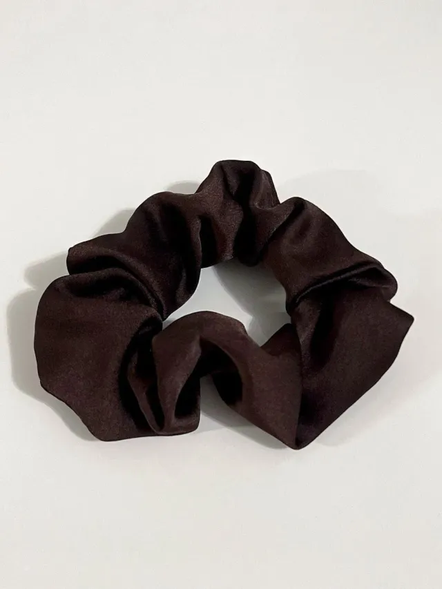 Mea Nani scrunchie mørk brun sateng 105 mm