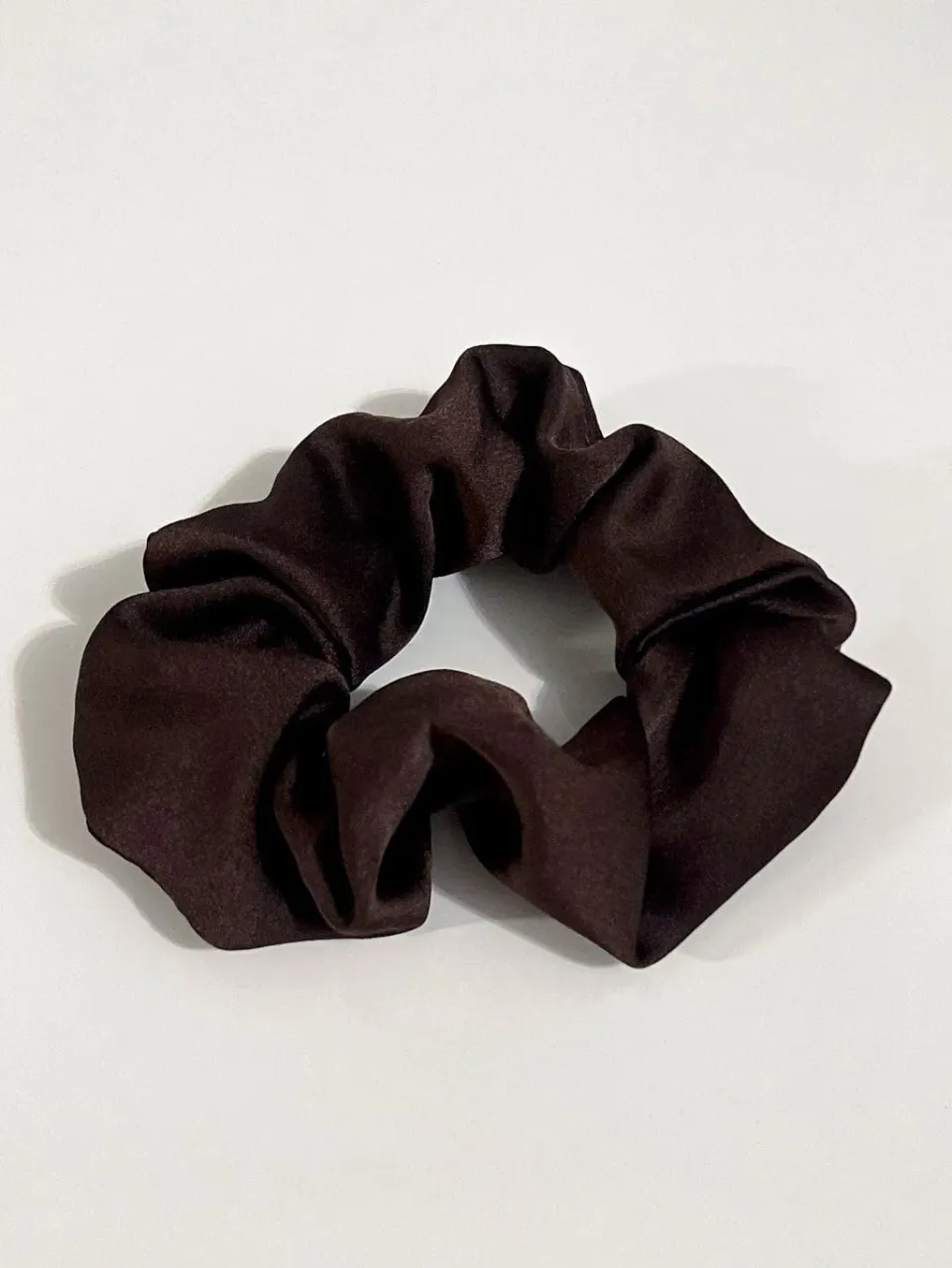 Mea Nani scrunchie mørk brun sateng 105 mm
