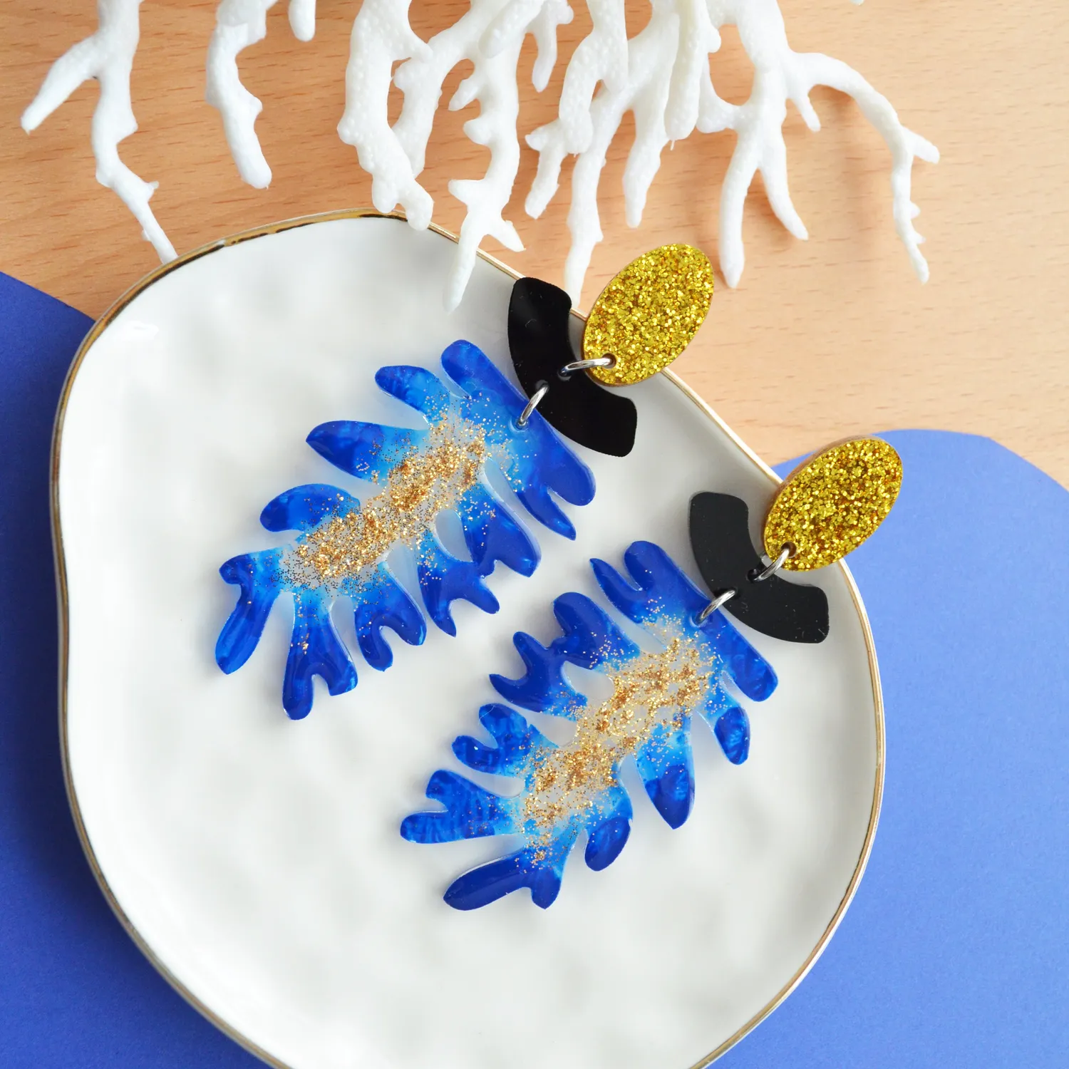 BooandBooFactory Blue Seaweed Leaf øredobber blå gullglitter