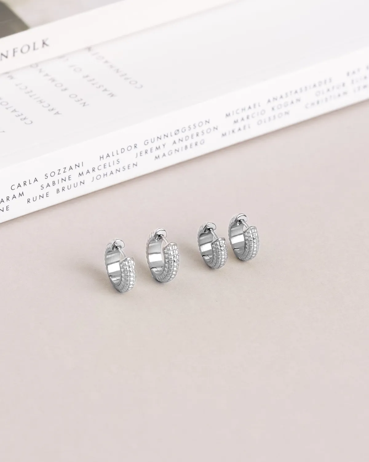 Mockberg Beaded Hoops Medium øredobber sølv 16 mm