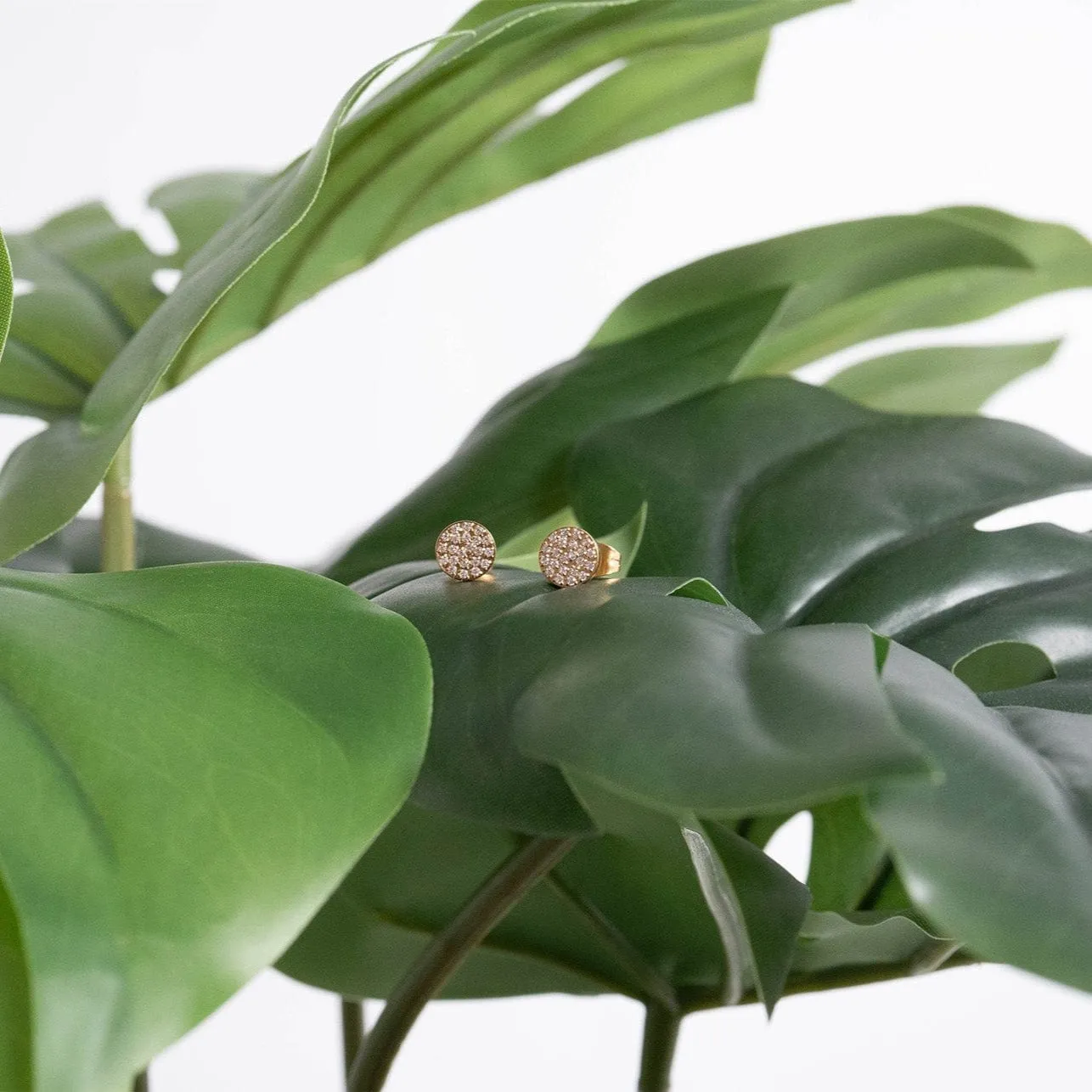 Mea Nani Everyday Icon studs 18K PVD-gull pavé