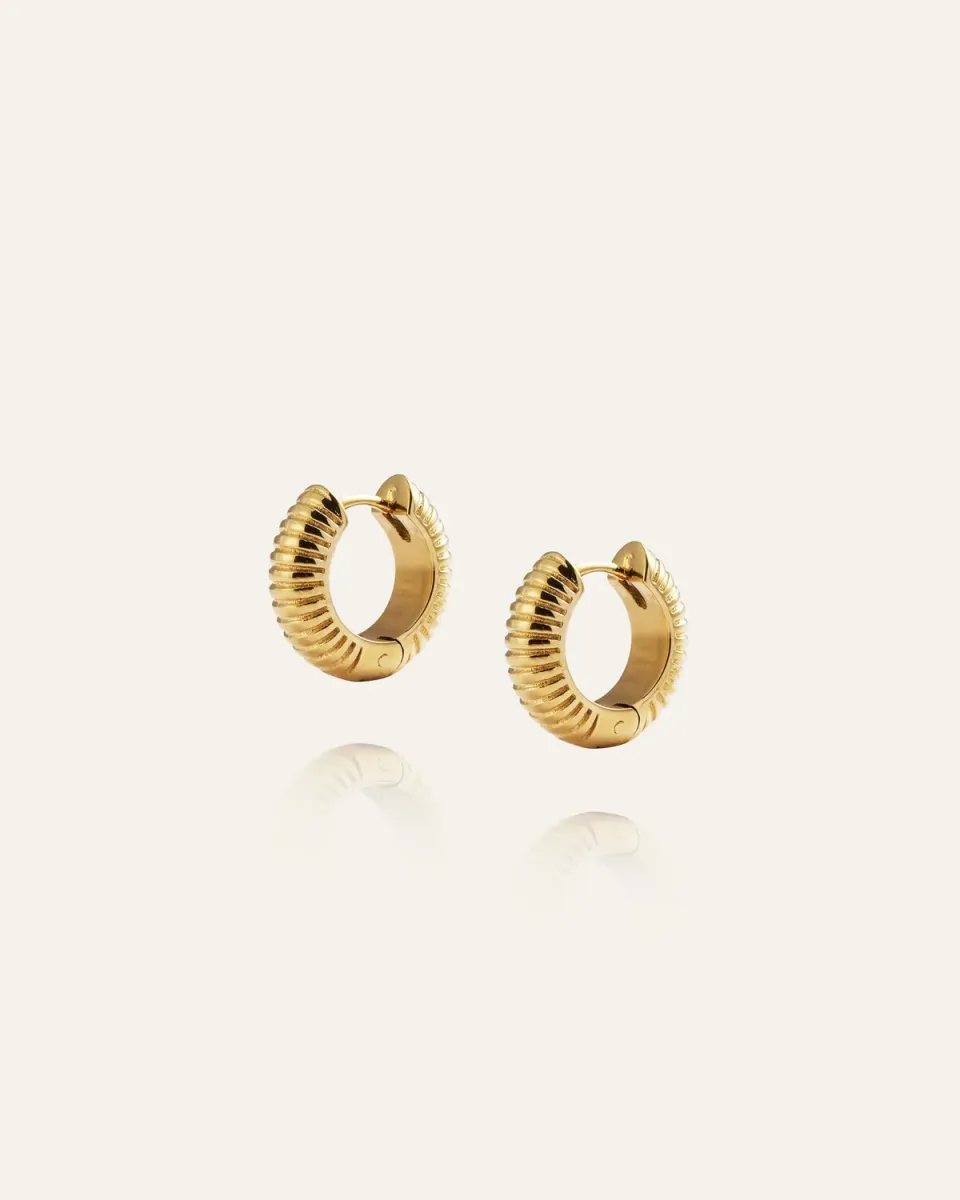 Mockberg Ribbed Hoops Small øredobber gull 14 mm rillet
