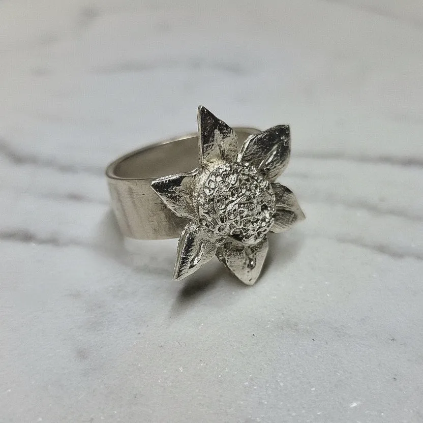 Kunstnerbonden Solsikke ring sølv statement