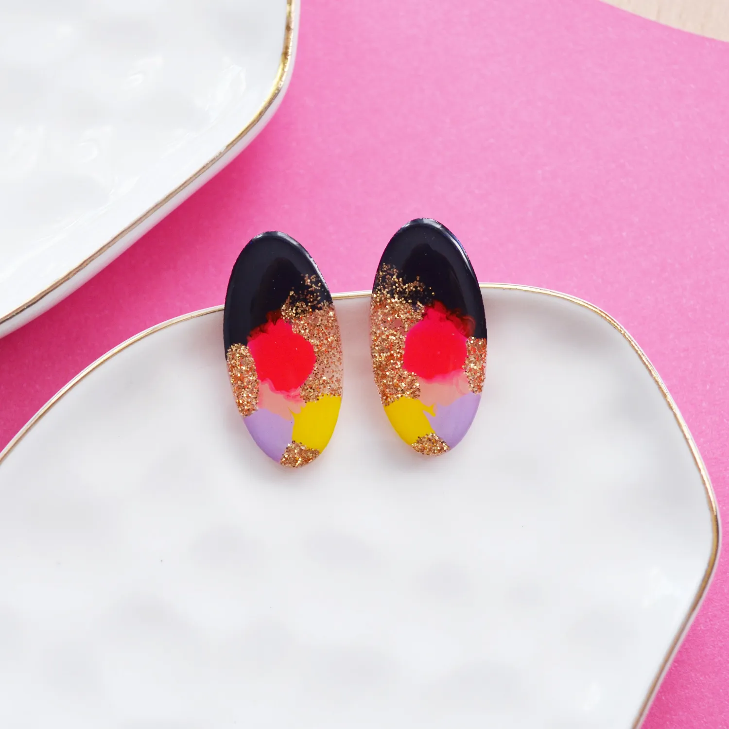 BooandBooFactory Pink and Black Oval øredobber rosa harpiks