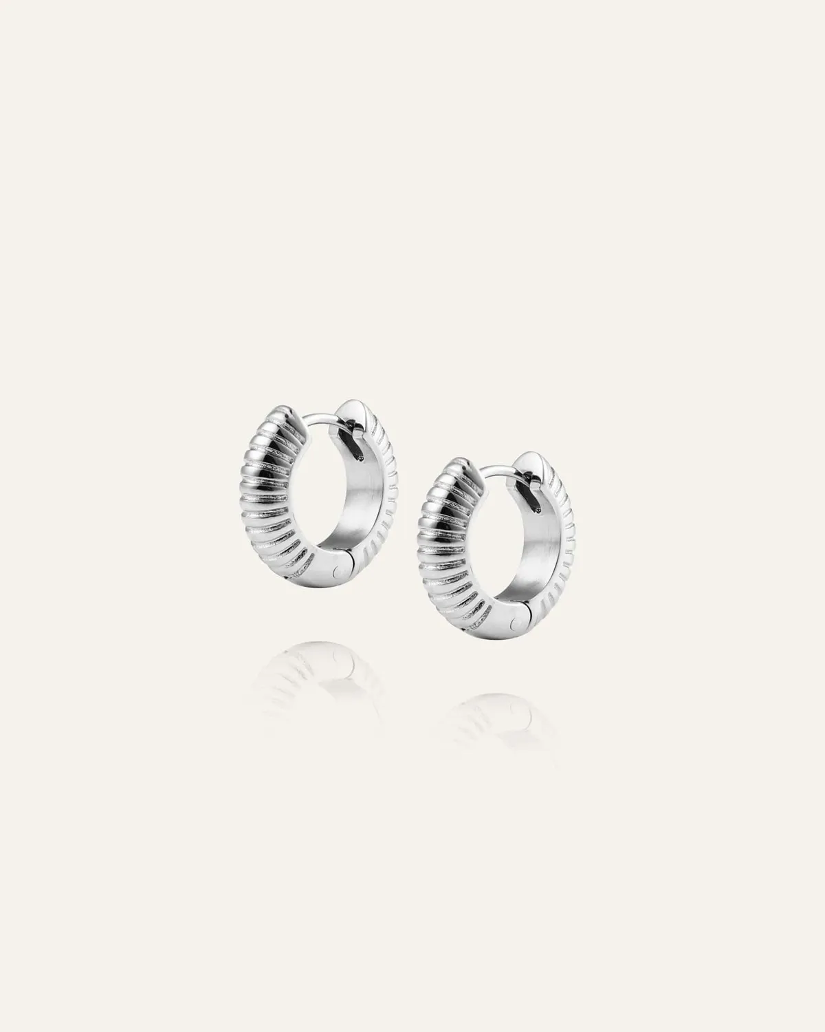 Mockberg Ribbed Hoops Medium øredobber sølv 16 mm vanntett