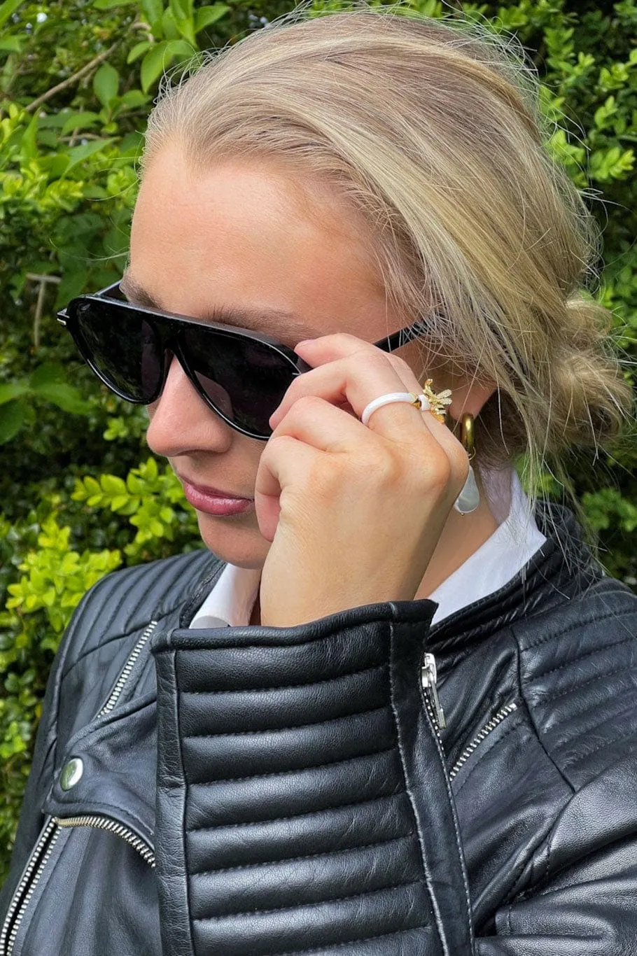 Mea Nani Bie ring hvit keramikk 18K gull 17,5