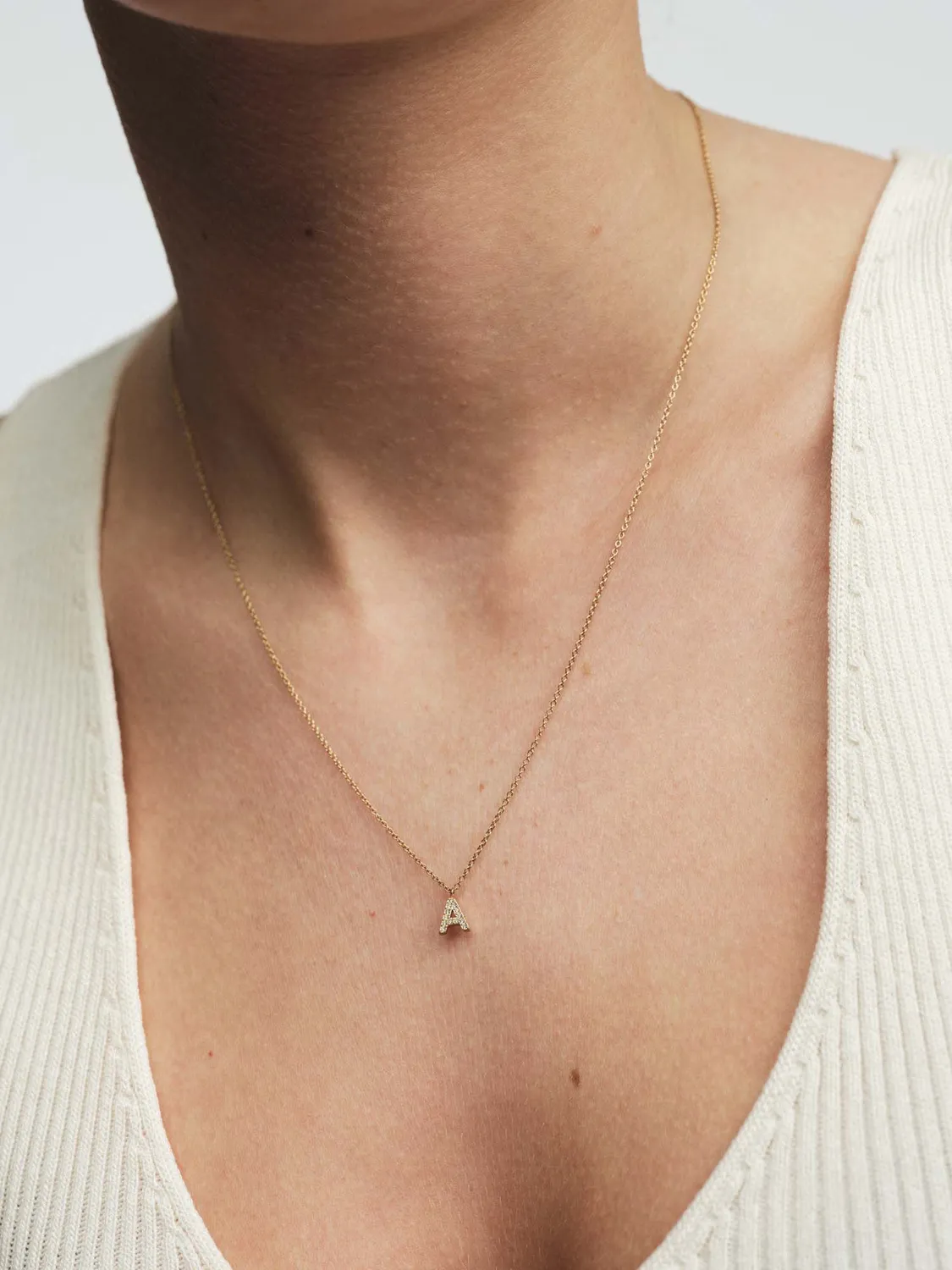 Mockberg Petite Stone Letter Necklace bokstav gull