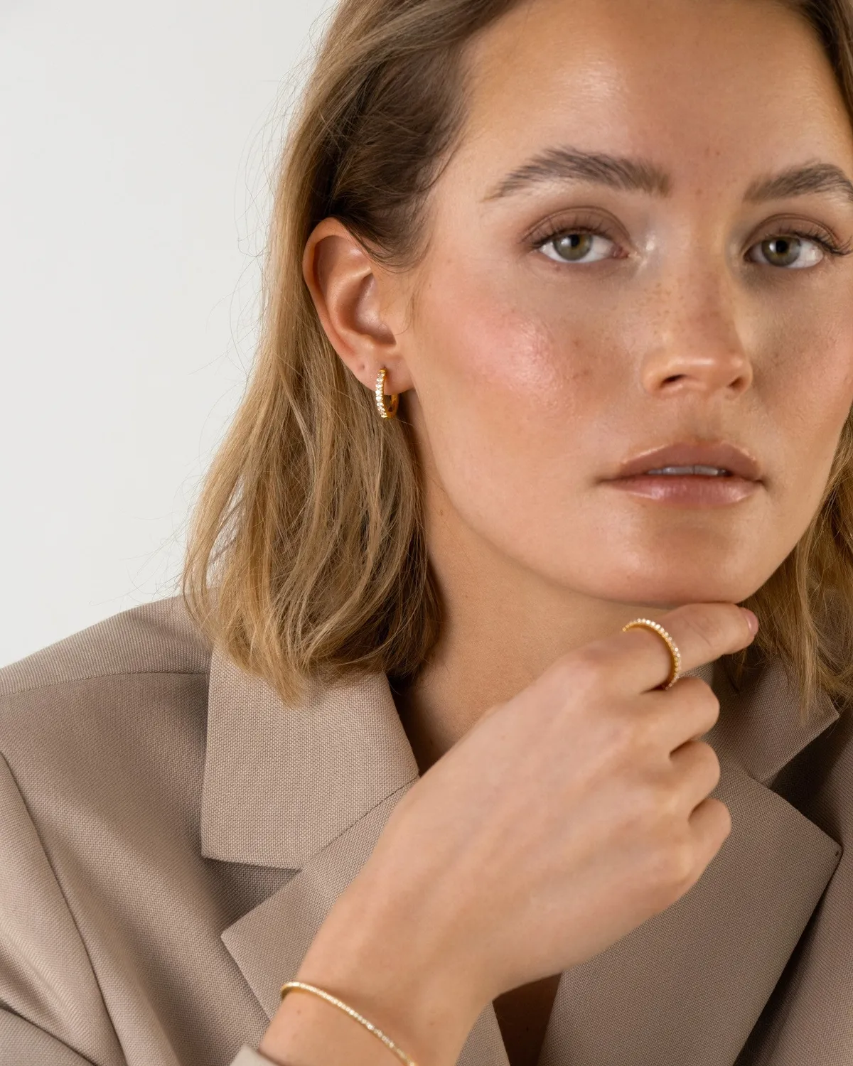 Mockberg Shiny Hoops Medium øredobber gull 16 mm