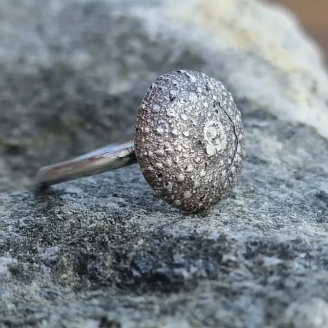 Kunstnerbonden Kråkebolle ring sølv resirkulert
