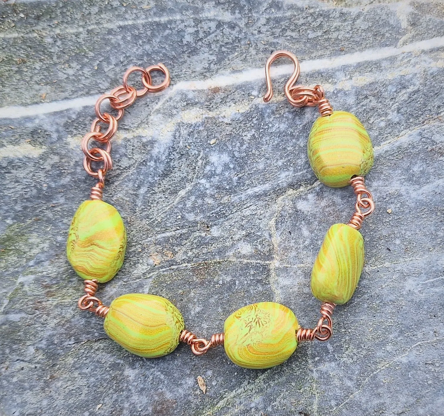 Kunstnerbonden armbånd grønn gull marmor 17 cm
