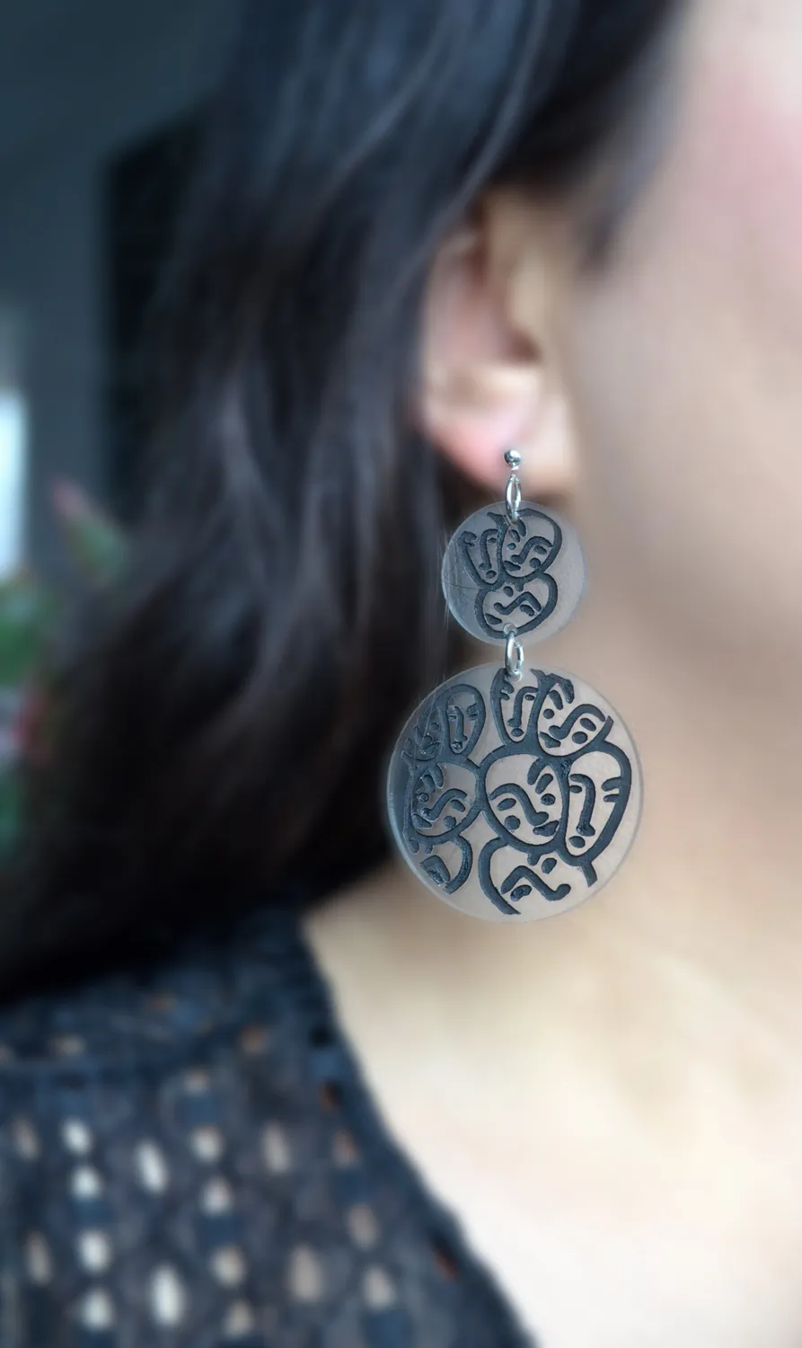 BooandBooFactory Circle Dangle Faces øredobber gull akryl