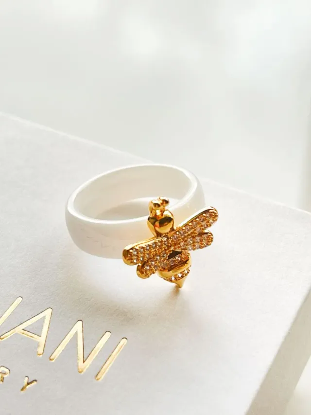 Mea Nani Bie ring hvit keramikk 18K gull 17,5