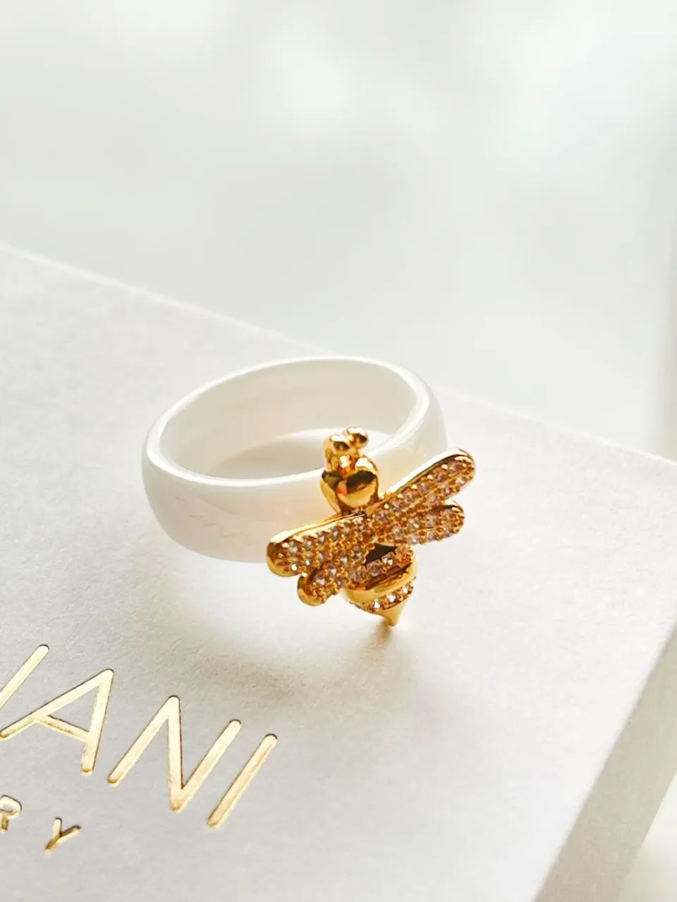 Mea Nani Bie ring hvit keramikk 18K gull 17,5