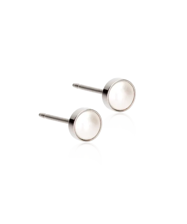 Blomdahl Bezel Pearl øredobber white perle titan