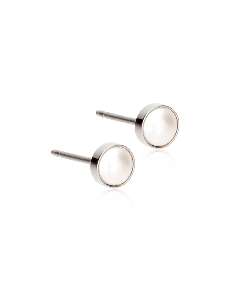 Blomdahl Bezel Pearl øredobber white perle titan