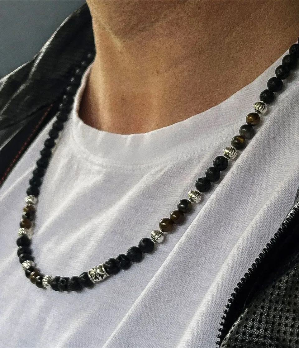 Mea Nani Bris perlekjede menn 66 cm lavastein tigerøye