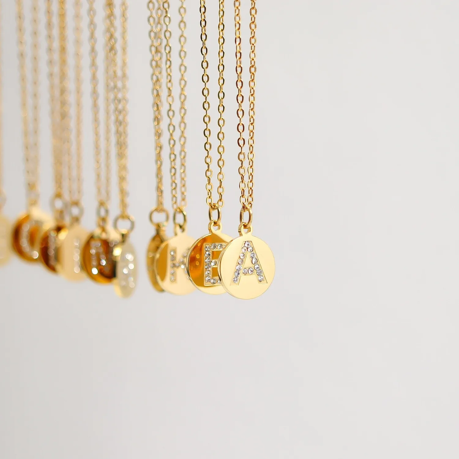 Mea Nani She’s Iconic Initial halskjede 18K bokstav A-Y